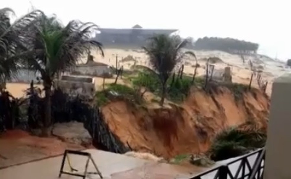 Chuva destrói cemitério em Canoa Quebrada, no Ceará — Foto: Reprodução