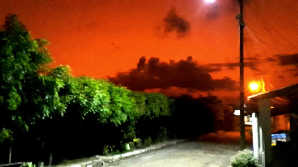 Céu avermelhado registrado às 4h45 desta segunda-feira (7), na cidade de Chorozinho. — Foto: Chico Bala/ Arquivo pessoal
