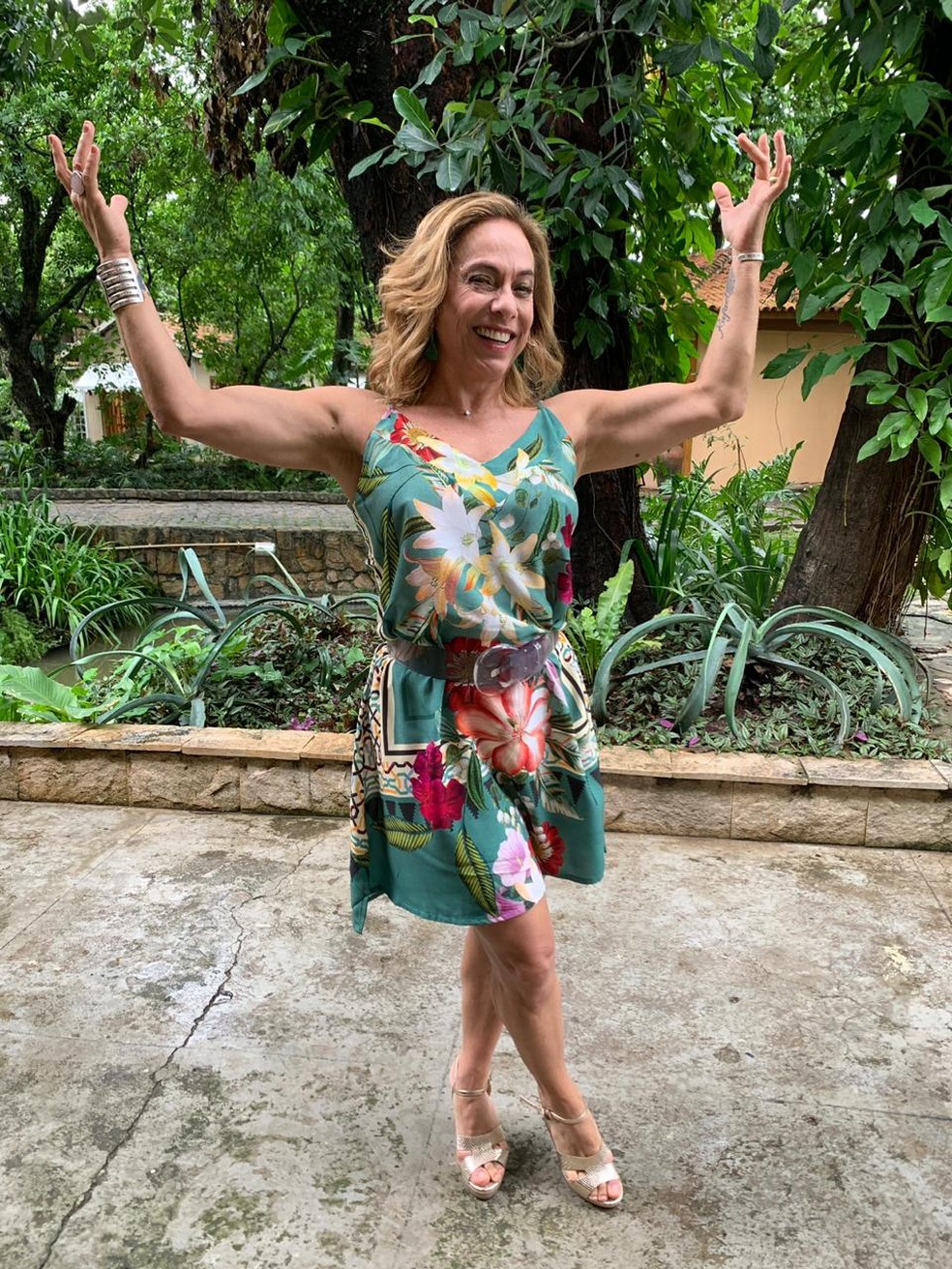 Cissa Guimarães elege vestido estampado para o 'É de Casa ...