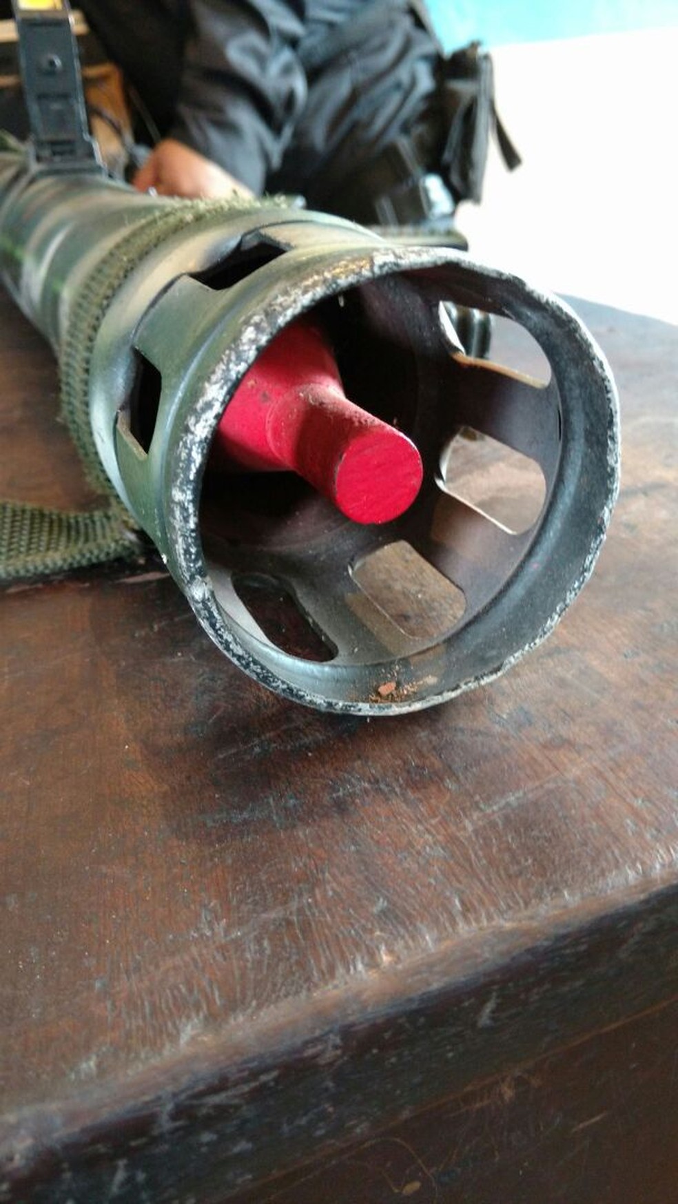 O lança-rojão apreendido pela PM em Santa Cruz (Foto: Divulgação/Polícia Militar)