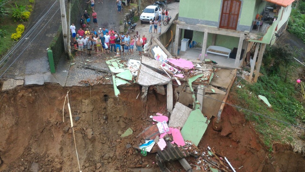 Casa desabou no bairro Camboatá em São José do Vale do Rio Preto nesta quinta-feira (8) (Foto: Rogério de Paula | Inter TV)