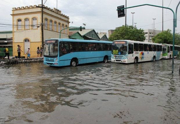 Águas do rio Negro invadiram terminal de ônibus, no Centro de Manaus (Foto: Carlos Eduardo Matos/G1)