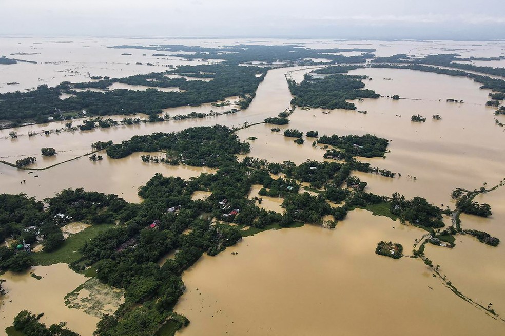 Vista aérea de área inundada após muita chuva em Beanibazar, Bangladesh — Foto: AFP