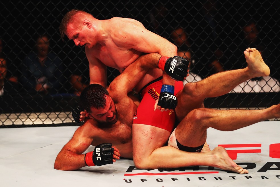 Josh Barnett não atua desde 2016, quando finalizou Andrei Arlovski (Foto: Getty Images)