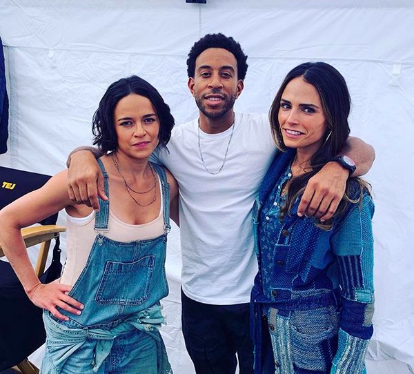 A atriz Jordana Brewster com a atriz Michelle Rodriguez e com o ator e rapper Ludacris nos bastidores de Velozes e Furiosos 9 (Foto: Instagram)