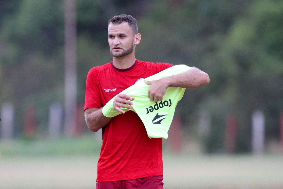 Camacho tem 32 anos, mas não possui um currículo com grandes clubes (Foto: Marlon Costa / Pernambuco Press)