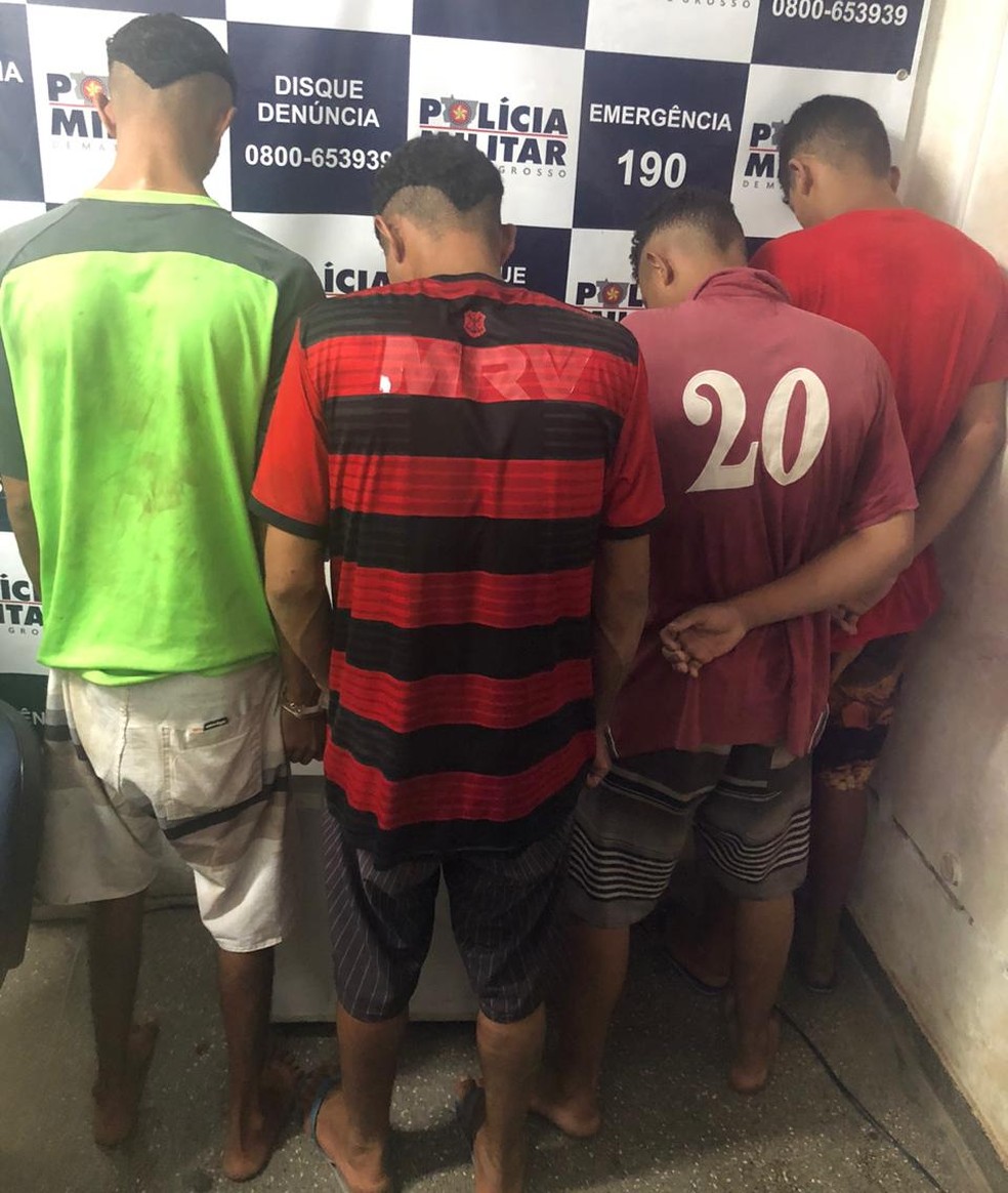Três jovens foram detidos e um adolescente foi apreendido suspeito de tentar roubar uma viatura da Polícia Militar em Cuiabá — Foto: Polícia Militar de Mato Grosso/Divulgação