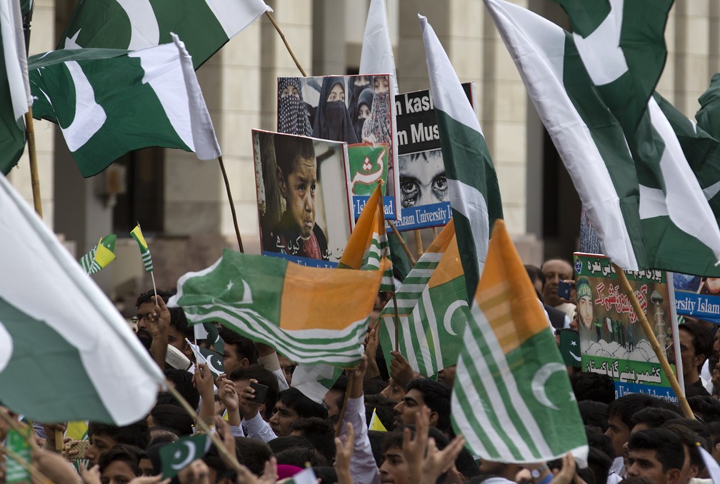 Pessoas seguram bandeiras caxemires para expressar apoio Ã  regiÃ£o, durante uma demonstraÃ§Ã£o de apoio convocada pelo primeiro-ministro do PaquistÃ£o em Islamabad, capital do paÃ­s, nesta sexta-feira (30). â€” Foto: B.K. Bangash/AP