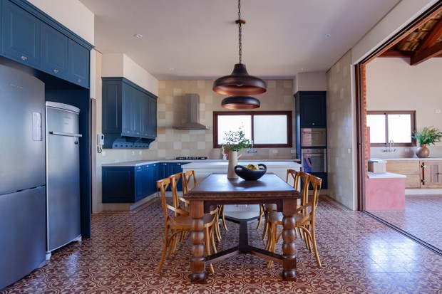 Décor do dia: cozinha com marcenaria azul, ladrilho hidráulico e clima de fazenda (Foto: Mayra Azzi)