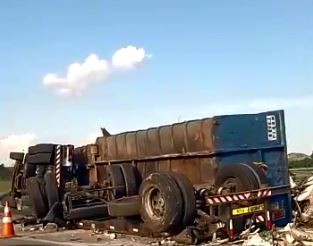 Carreta tomba no retorno da Rodovia Celso Charuri em Sorocaba