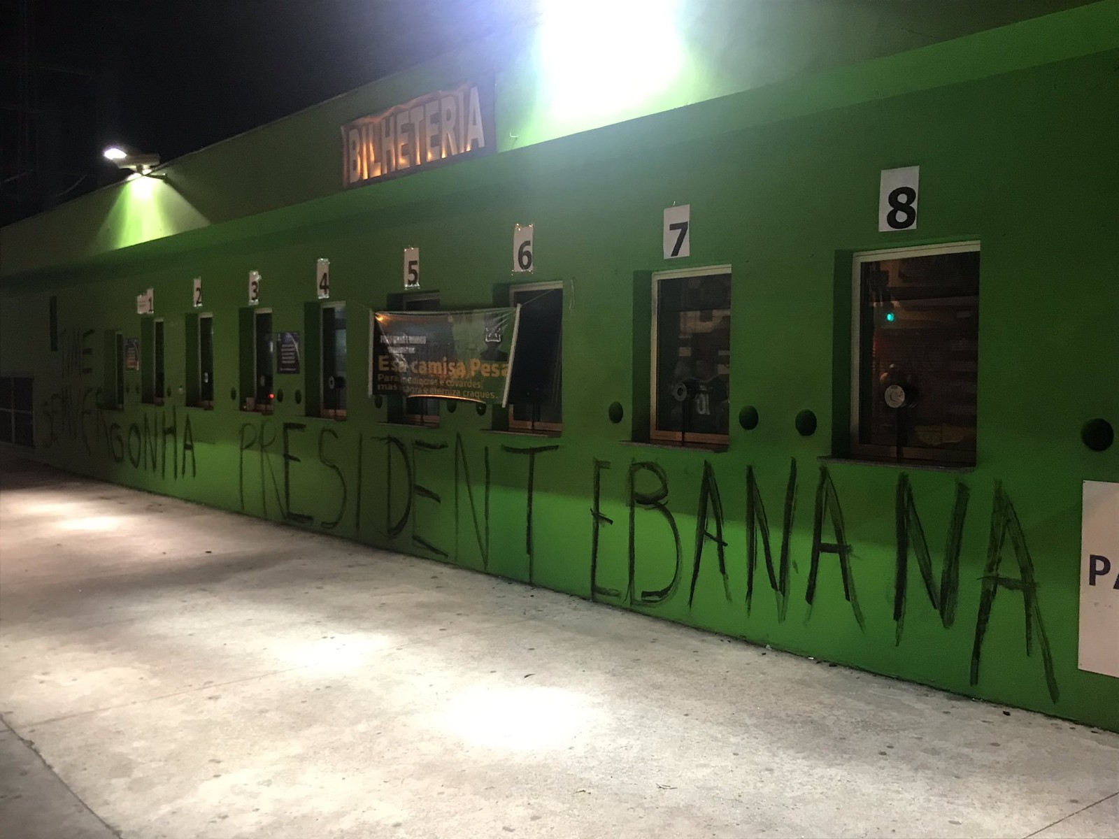 Muro da sede social do Palmeiras é pichado durante a noite pós derrota do Flamengo
