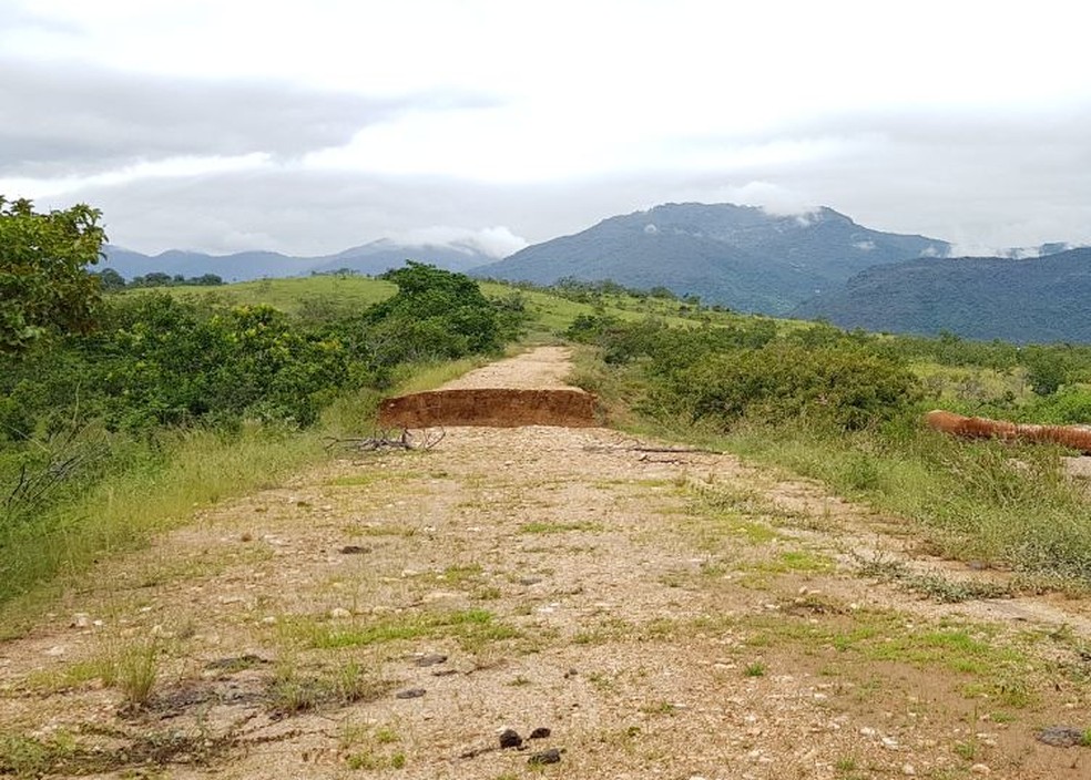 Correnteza levou bueiro em estrada próxima a Uiramutã, distante 280 Km de Boa Vista (Foto: Dedel Araújo/Arquivo pessoal)