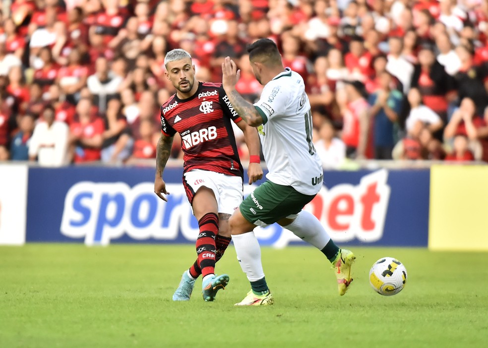 Análise: Gabigol enche os olhos de Paulo Sousa em vitória do Flamengo que não fez jus a esquema ousado