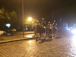 Militares da cavalaria realizam ronda na universidade  (Foto: Paula Nunes/G1)