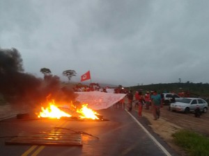 150 manifestantes se reuniram na LMG 364 (Foto: Aécio Silva/Arquivo Pessoal)