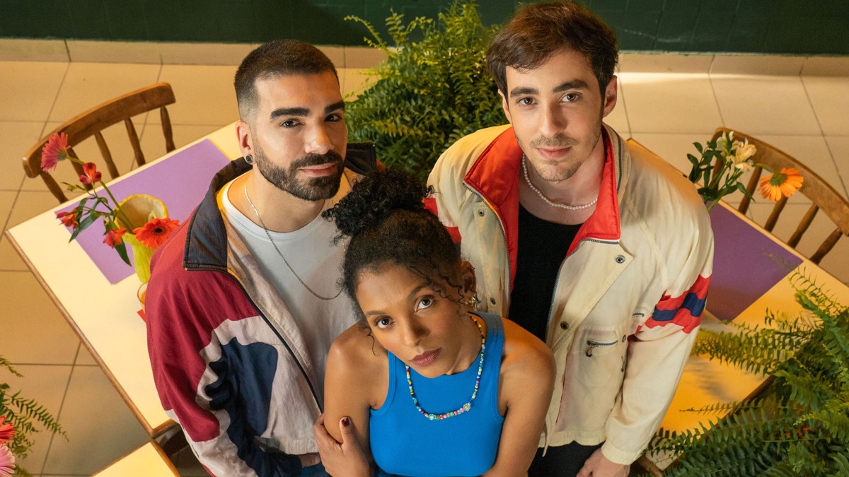 Duo OutroEu forma trio com a cantora Anna Pêgo no single autoral 'Terminei'