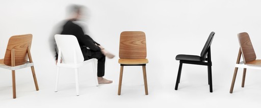 Cadeira AL13, de Thiago Antonelli e Thélvyo Veiga, do estúdio de design Jabuticasa