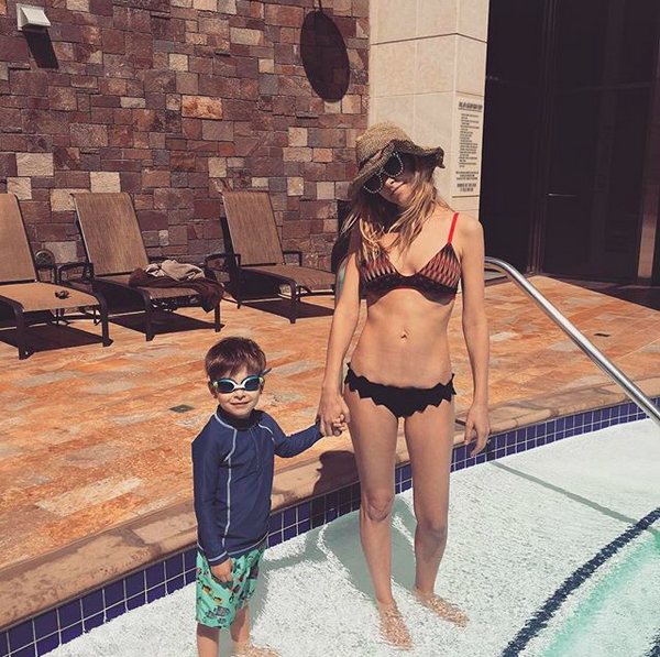 A atriz Jenny Mollen com o filho mais velho (Foto: Instagram)