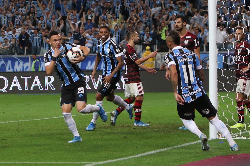 Pepê comemora gol da esperança ao Grêmio — Foto: EVERTON PEREIRA/O FOTOGRÁFICO/ESTADÃO CONTEÚDO