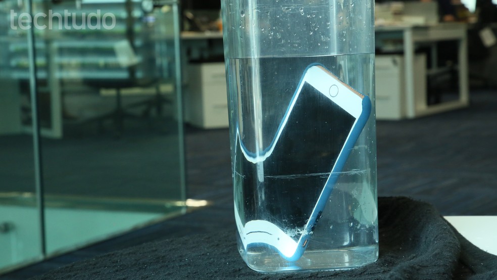 Cada marca apresenta suas restrições específicas quanto a imensão dos aparelhos na água (Foto: Luciana Maline/TechTudo)
