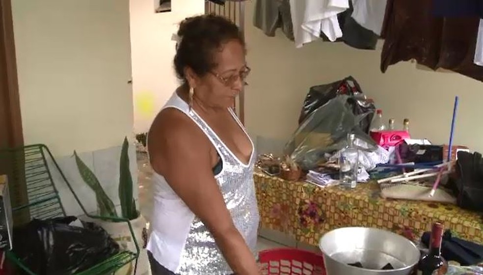 Gercina lembra que foi à casa de primo para um churrasco e de repente água começou a invadir casa (Foto: Reprodução/Rede Amazônica Acre)