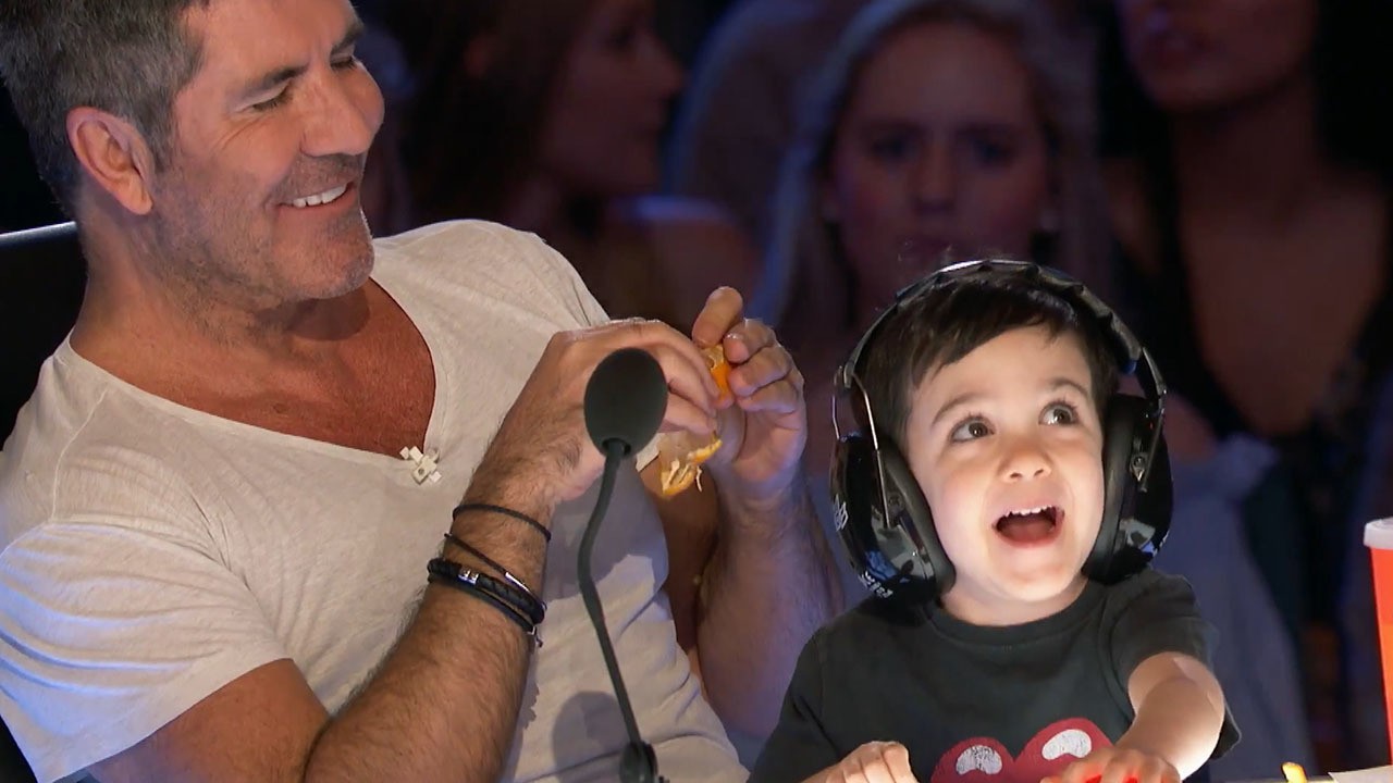 O produtor Simon Cowell com o filho Eric em episódio do reality America's Got Talent que contou com uma visita do garotinho (Foto: Reprodução)