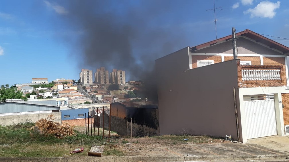Incêndio em galpão em Piracicaba deixou uma pessoa ferida — Foto: Júlia Heloisa/G1
