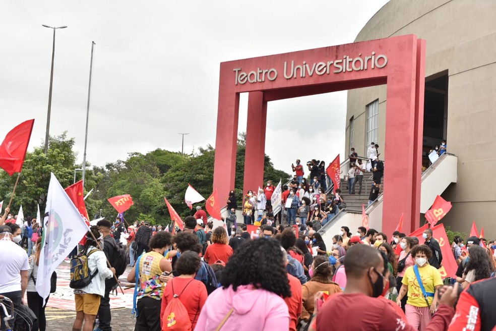 Manifestantes concentrados na Ufes, em Vitória, por volta das 15h30 deste sábado (19) para protesto contra Bolsonaro  — Foto: Fernando Madeira/Rede Gazeta