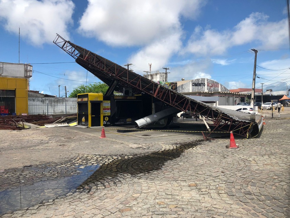 Teto de posto caiu na Bernardo Vieira, em Natal — Foto: Vinícius Marinho/Inter TV Cabugi