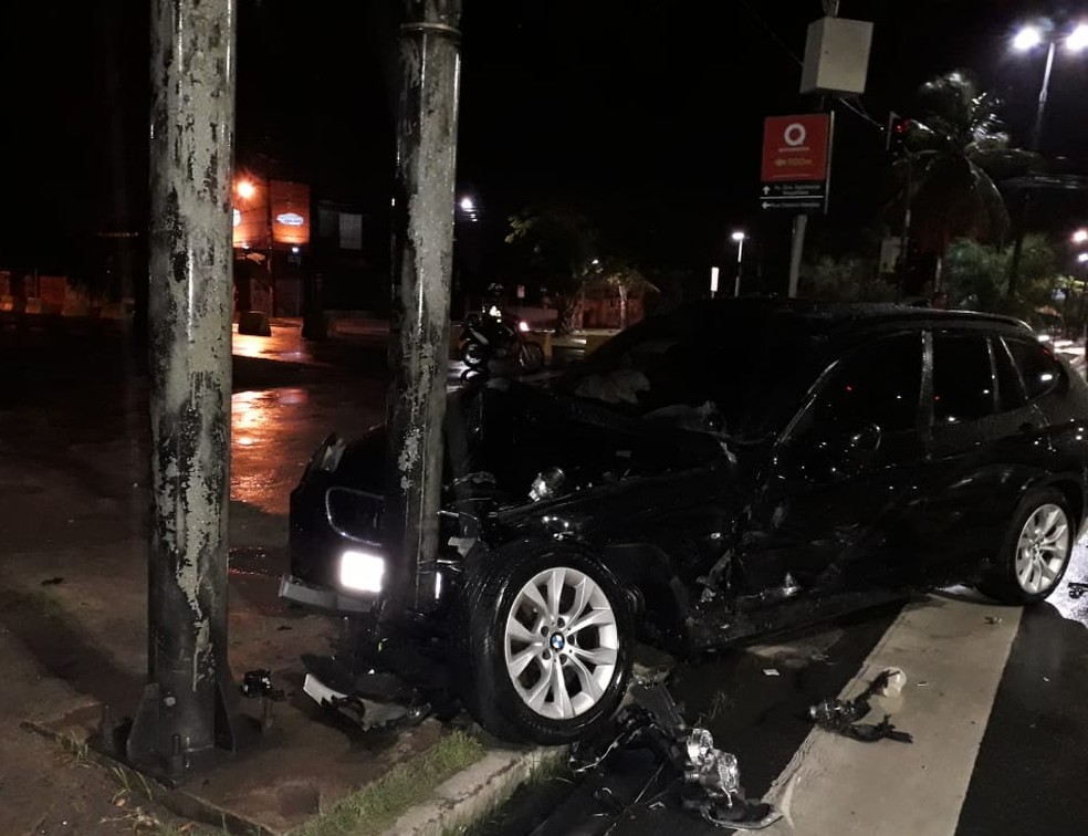 Carro de Sheldon Ferrer após a colisão, ocorrida na madrugada deste sábado (12), em cruzamento da Avenida Agamenon Magalhães, no Recife — Foto: Reprodução/WhatsApp