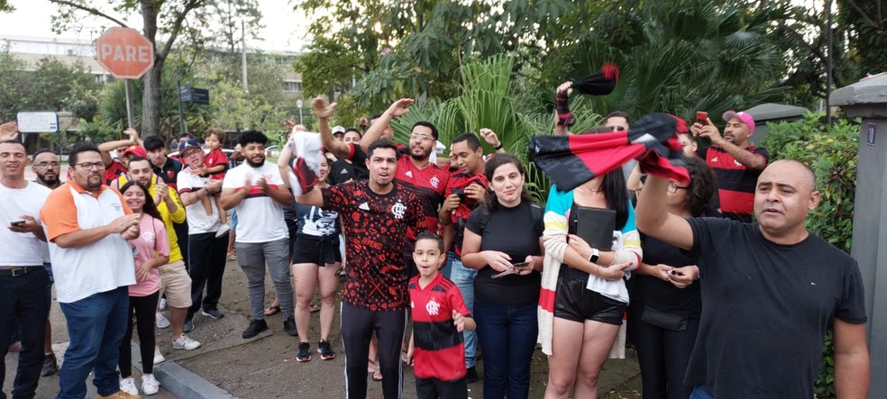 Torcedores na porta do hotel do Flamengo em Guarulhos — Foto: Fred Gomes / Ge