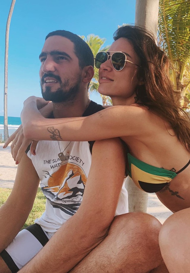 Thaila Ayala e Renato Góes trocam alianças neste sábado (Foto: Reprodução Instagram )