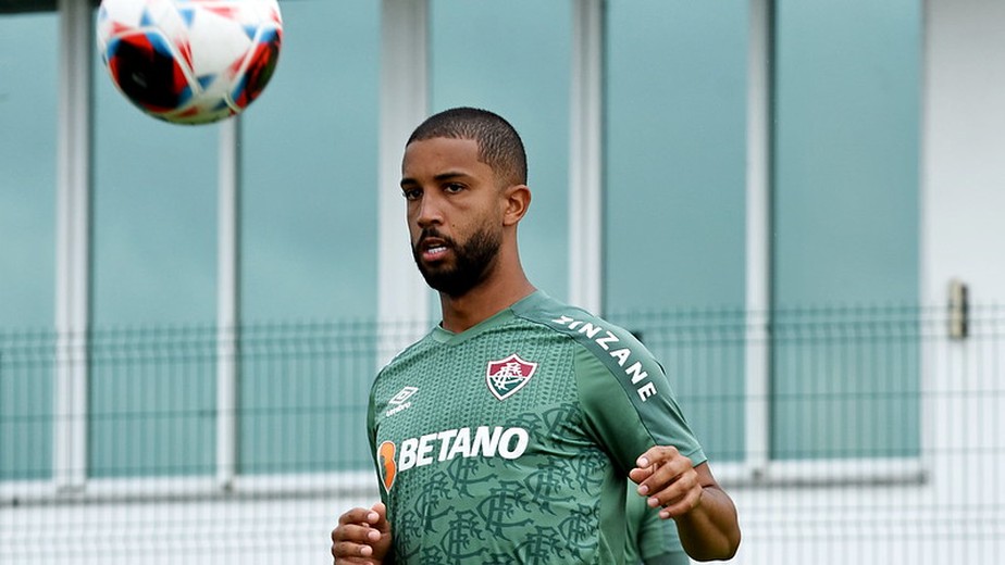 Jorge, novo reforço do Fluminense, no treino do clube