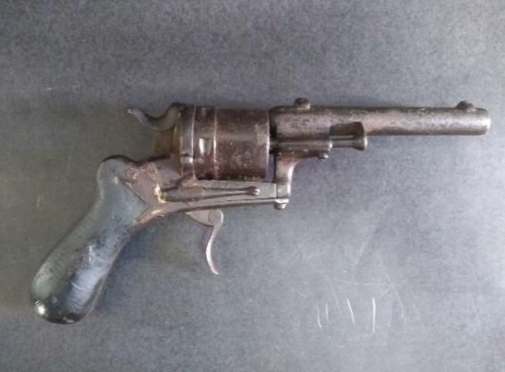 Revolver usado pelo Marechal Floriano Peixoto durante a campanha do Paraguai — Foto: IHGAL