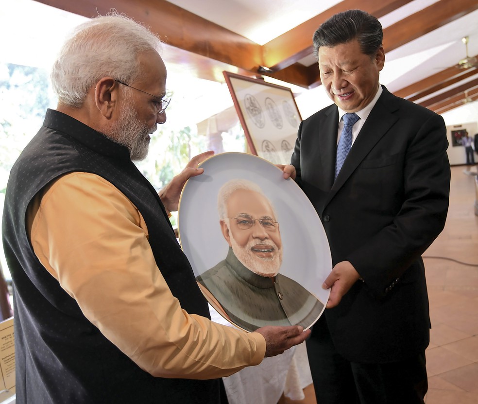Narendra Modi e Xi Jinping durante troca de presentes em outubro de 2019 — Foto: Divulgação/Via AFP