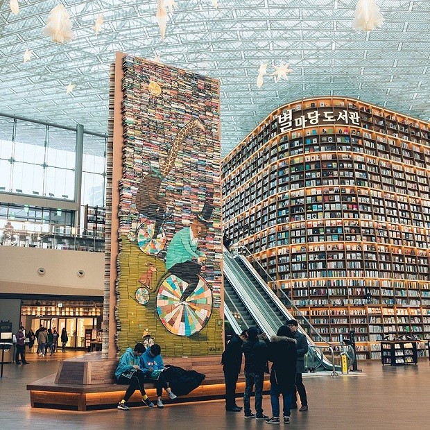 Biblioteca tem decoração natalina com painéis gigantes feitos de livros (Foto: Reprodução)
