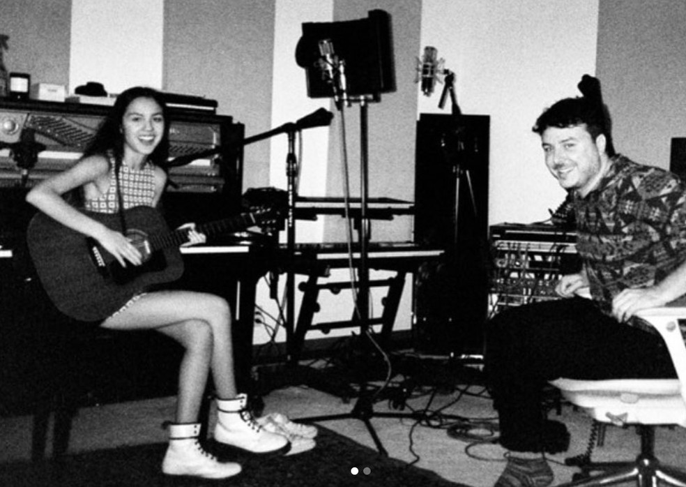 Olivia Rodrigo com o produtor Dan Nigro — Foto: Reprodução/Instagram/Dan Nigro