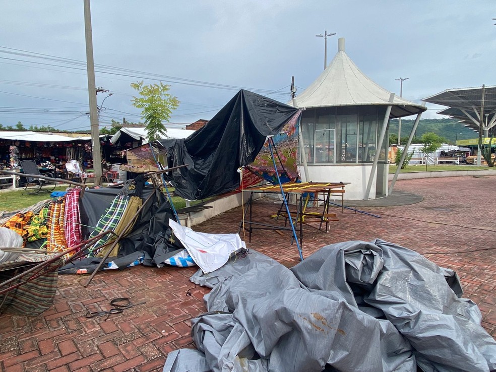 Mais de 20 feirantes foram afetados pela chuva em Juazeiro do Norte. — Foto: Biana Alencar/ SVM