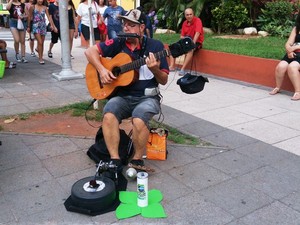 Sambatera faz apresentações em espaços públicos e festas (Foto: Orion Pires / G1)