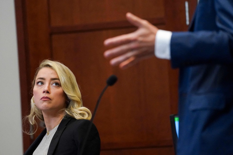 Amber Heard no Tribunal do Condado de Fairfax, na Virgínia, EUA, em 18 de maio de 2022 — Foto: KEVIN LAMARQUE / AFP