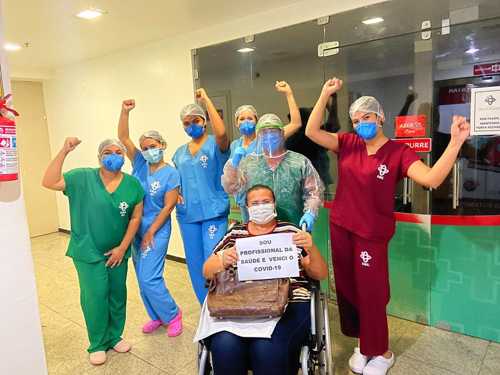 Jéssica comemora alta hospitalar de paciente juntamente com colegas da equipe — Foto: Cedida