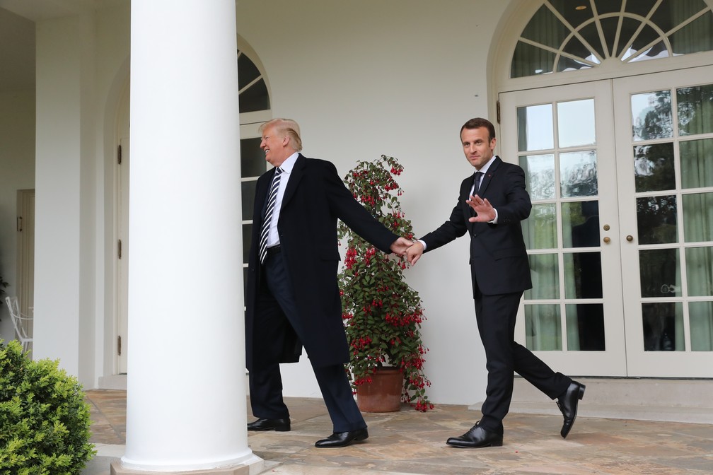 Trump e Macron se dirigem ao Salão Oval nesta terça-feira  (Foto: AP/Pablo Martinez Monsivais)