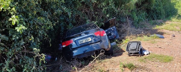 Carro foi lançado a um barranco.  — Foto: Redes sociais/Reprodução