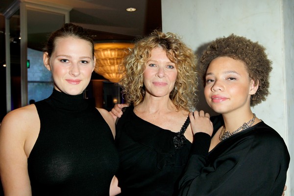 Mikaela Spielberg (à direita), com a mãe Kate Capshaw (no meio) e sua irmã Destry Allyn (Foto: Getty Images)