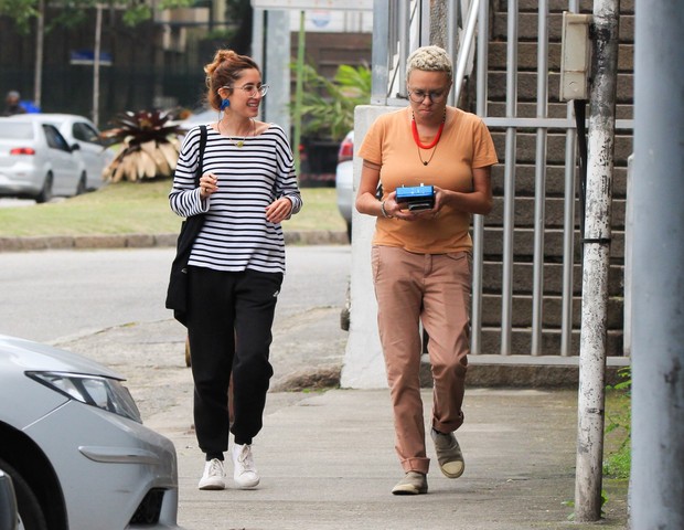 Maria Gadú e Ana Paula Popi em São Conrado, Zona Sul do Rio (Foto:  Fabricio Pioyani/AgNews)