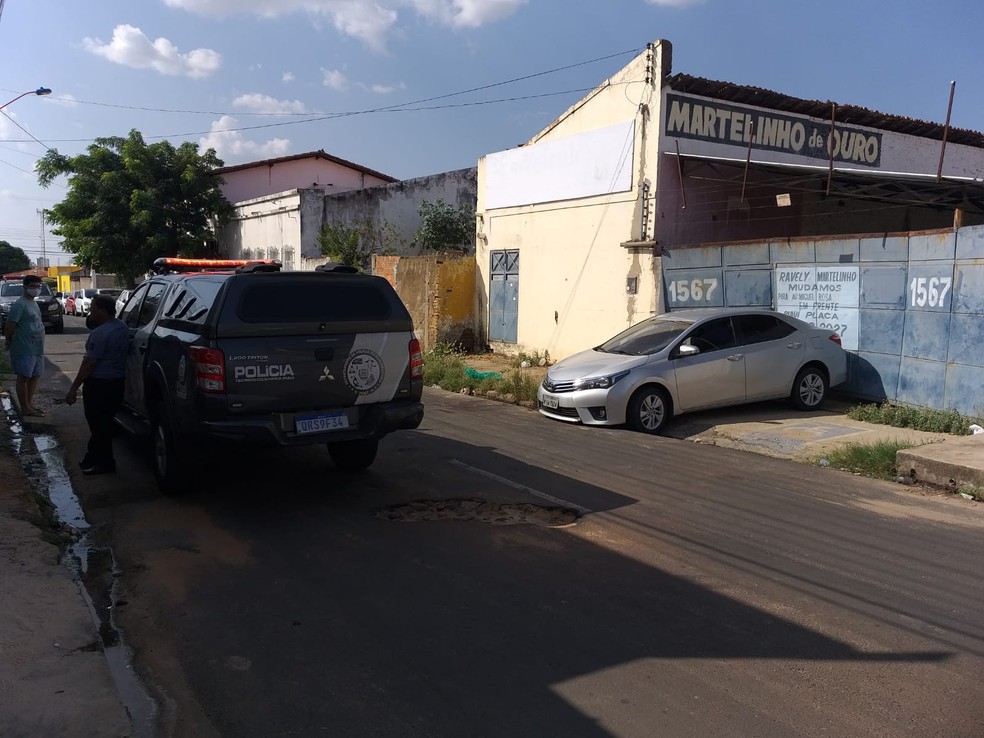 Policial colidiu carro no portão de estabelecimento ao reagir a assalto em Teresina — Foto: Francisco Lima/TV Clube