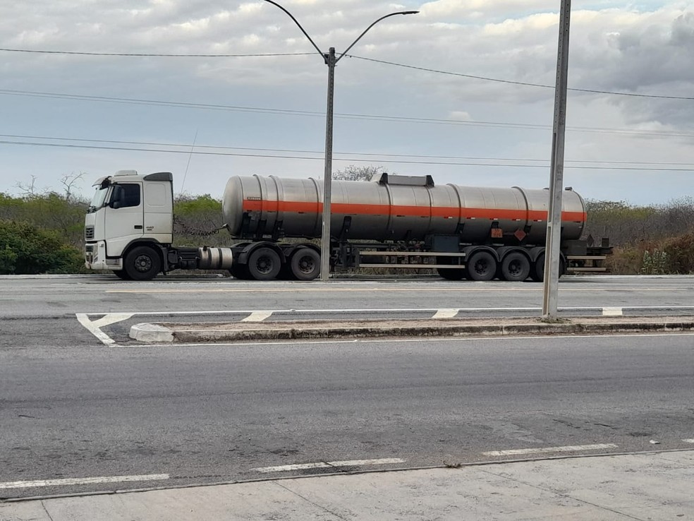 Carreta com 35 mil litros de álcool foi apreendida em Mossoró por sonegação fiscal, segundo a Secretaria de Tributação do RN. — Foto: Divulgação