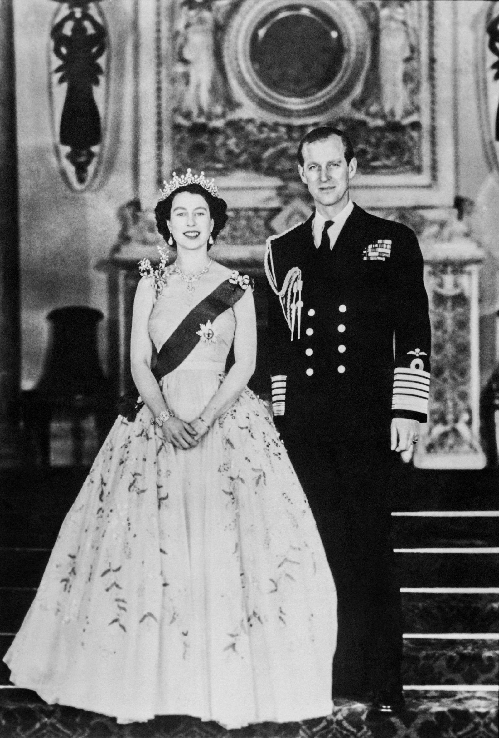Elizabeth II posa com o príncipe Philip, duque de Edimburgo, antes de sua coroação, em Londres, em 2 de junho de 1953 — Foto: INTERCONTINENTALE / AFP