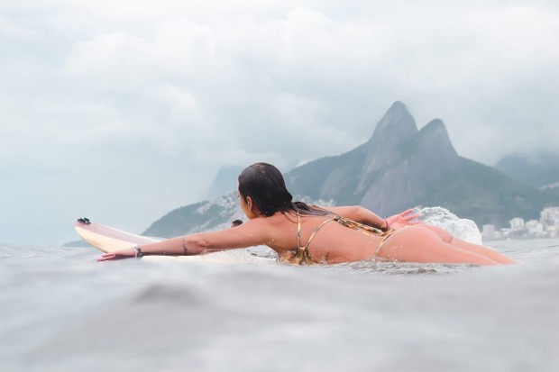 Larissa Honaiser, rainha de bateria da Tradição, pega ondas no Rio de Janeiro (Foto: Divulgação / Carlos Henrique de Melo (Foca) / Palmer Assessoria de Comunicação)
