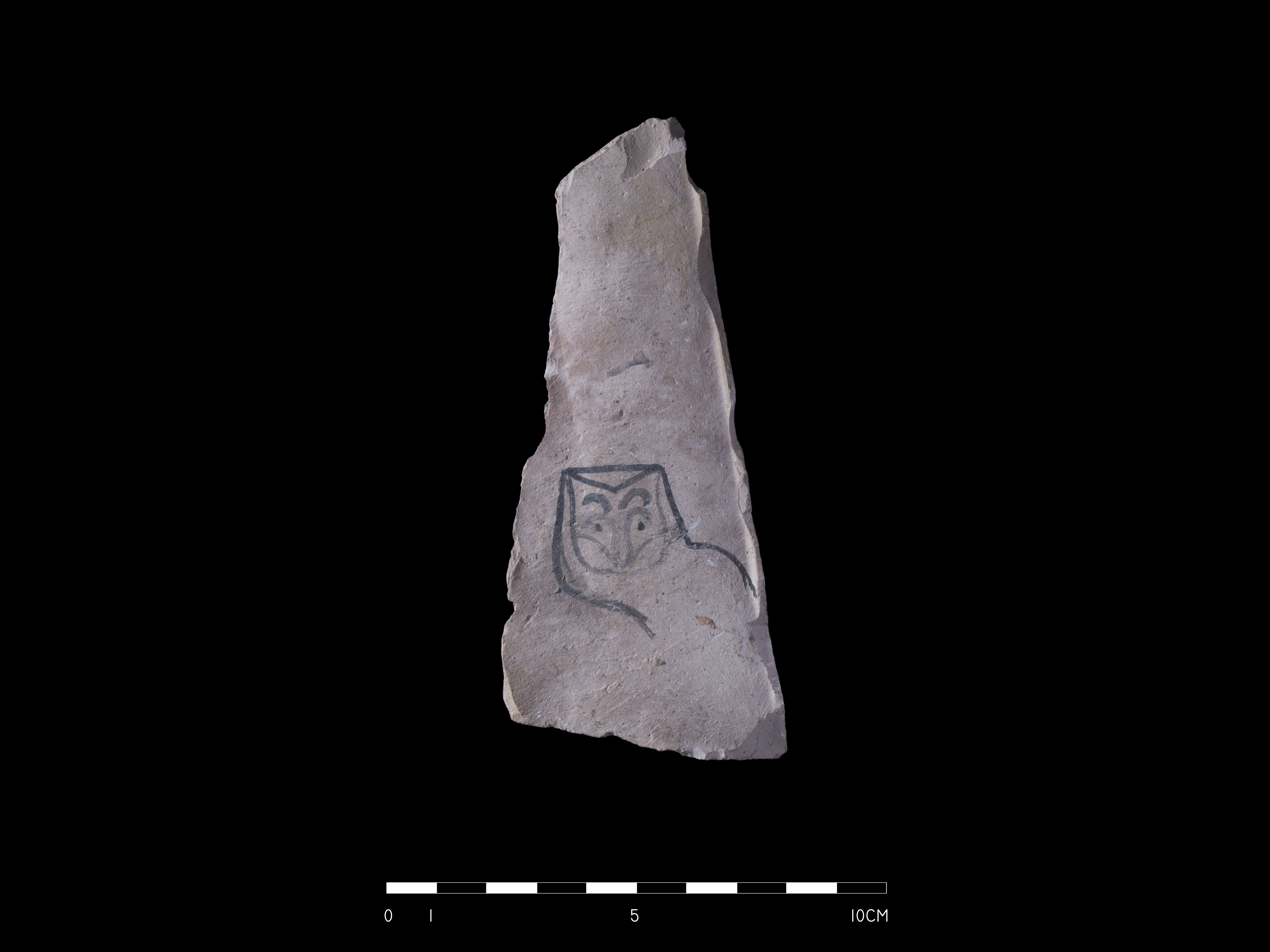 Artefato representa coruja possivelmente criada durante construção do templo de Hatshepsut (Foto: M. Jawornicki)